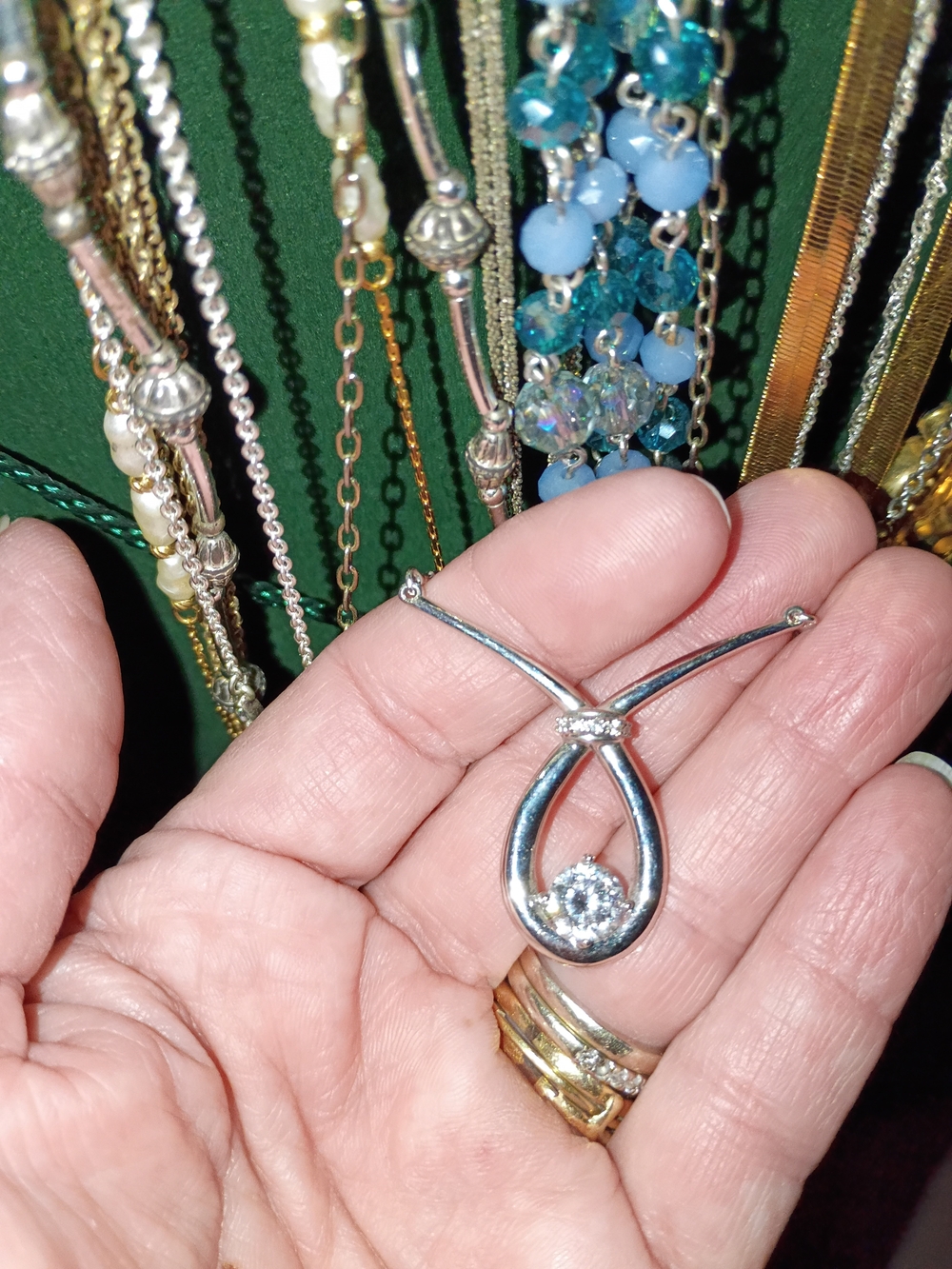 Elegant Silver Teardrop Pendant Necklace with Sparkling Stone - Silver
